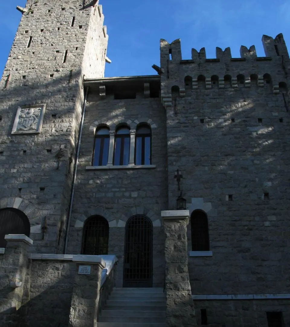 Un Nido Nella Torre Del Castello Apartment Ponte Di Legno Italy